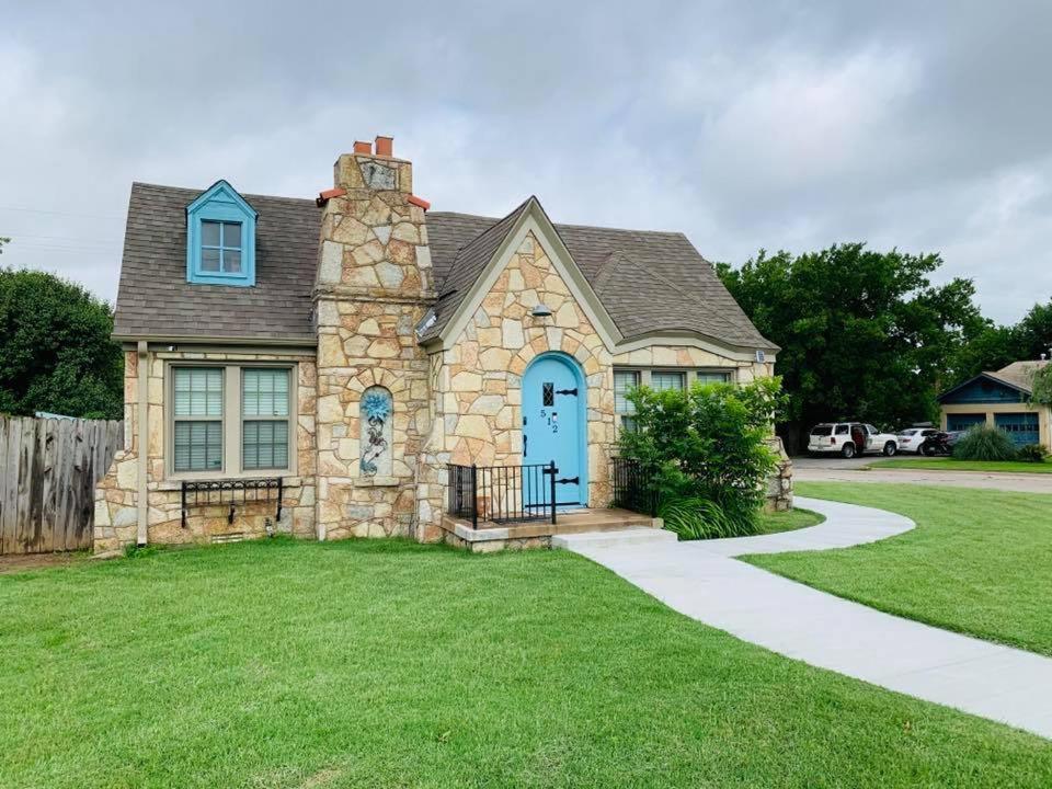 1 Mile To Fort Sill! The Carolebelle Cottage Sleeps 8 With Hottub,Grills,Firepit Lawton Extérieur photo