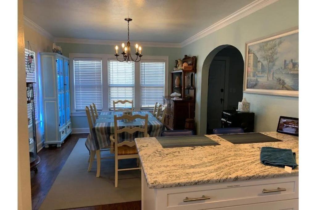 1 Mile To Fort Sill! The Carolebelle Cottage Sleeps 8 With Hottub,Grills,Firepit Lawton Extérieur photo