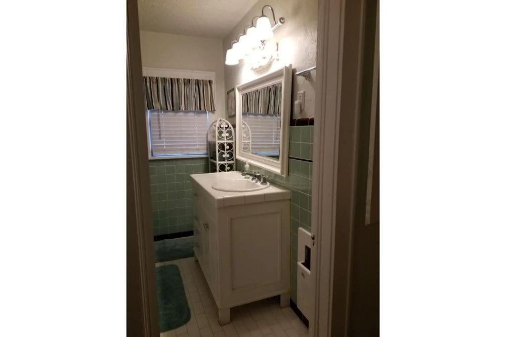1 Mile To Fort Sill! The Carolebelle Cottage Sleeps 8 With Hottub,Grills,Firepit Lawton Extérieur photo